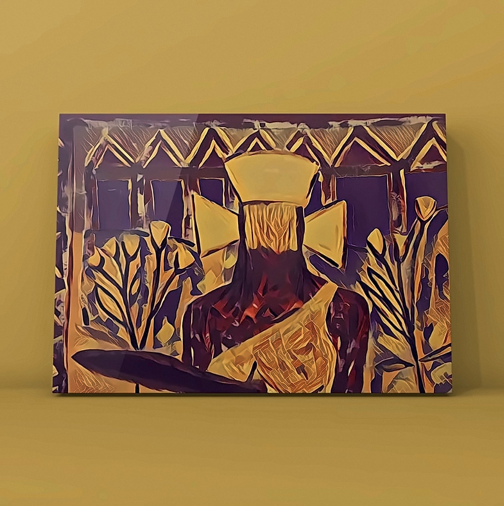 Quadro apoiado em uma parede amarelo-ouro, em tons de roxo e dourado, mostrando uma figura de costas, com chapéu e capa, entre plantas e um friso de triângulos.