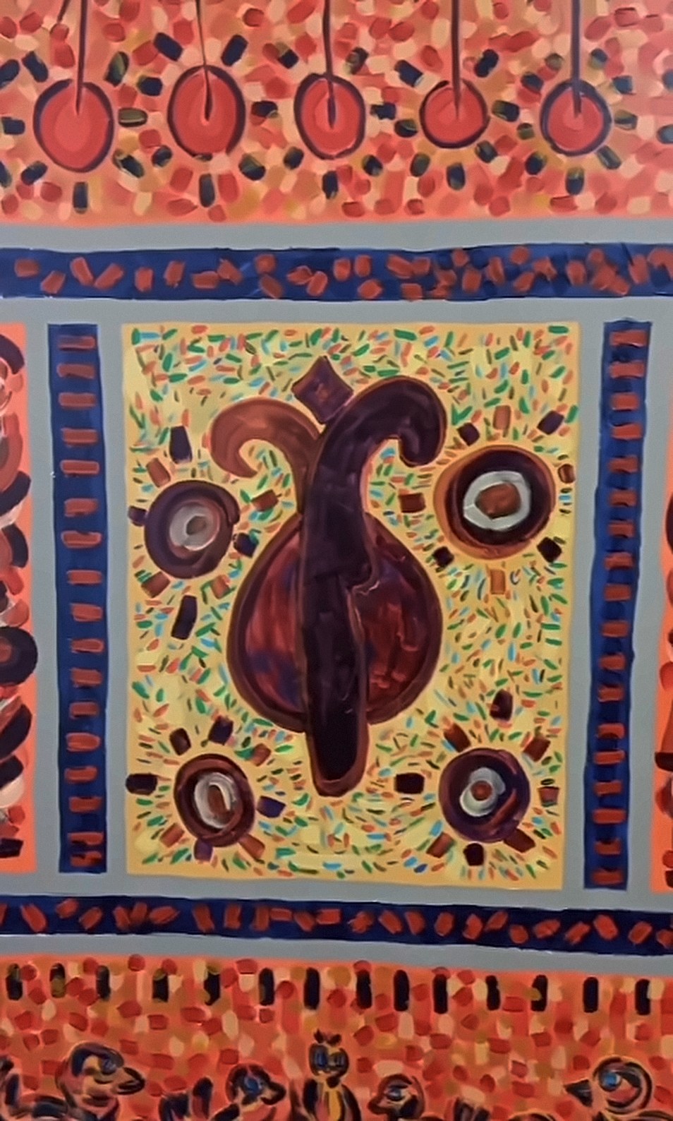 Quadro com faixas laranja e azul e, no centro, uma forma escura em vermelho e roxo cercada de círculos, sobre fundo amarelo salpicado de cores.