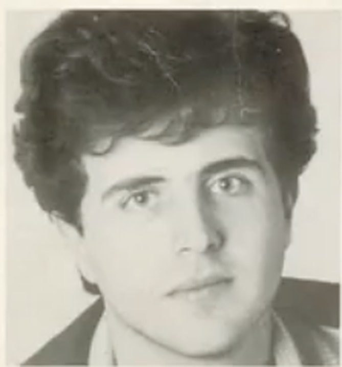 Retrato antigo, em preto e branco, de Rogério Pinto jovem.